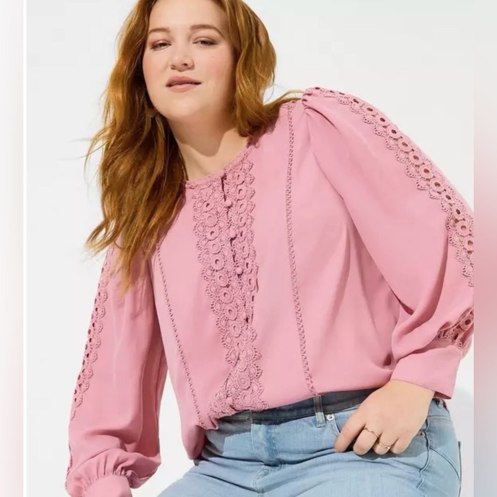 💋 Torrid - Lace Trim Button Up